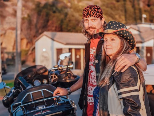 Pareja en moto al atardecer