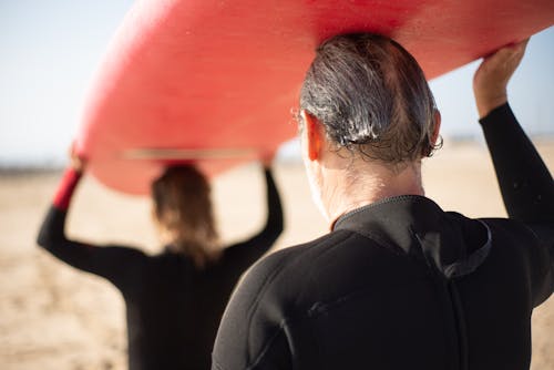 Darmowe zdjęcie z galerii z deska surfingowa, niosący, starszy