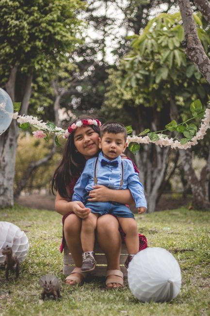 Fotomural Hermano y hermana sonriendo al aire libre en un parque, disfrutando juntos del día soleado.