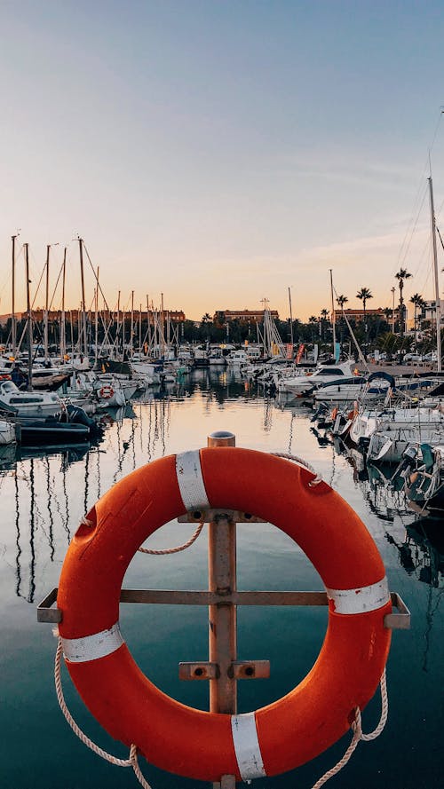 Kostenloses Stock Foto zu boote, dock, rettungsschwimmer