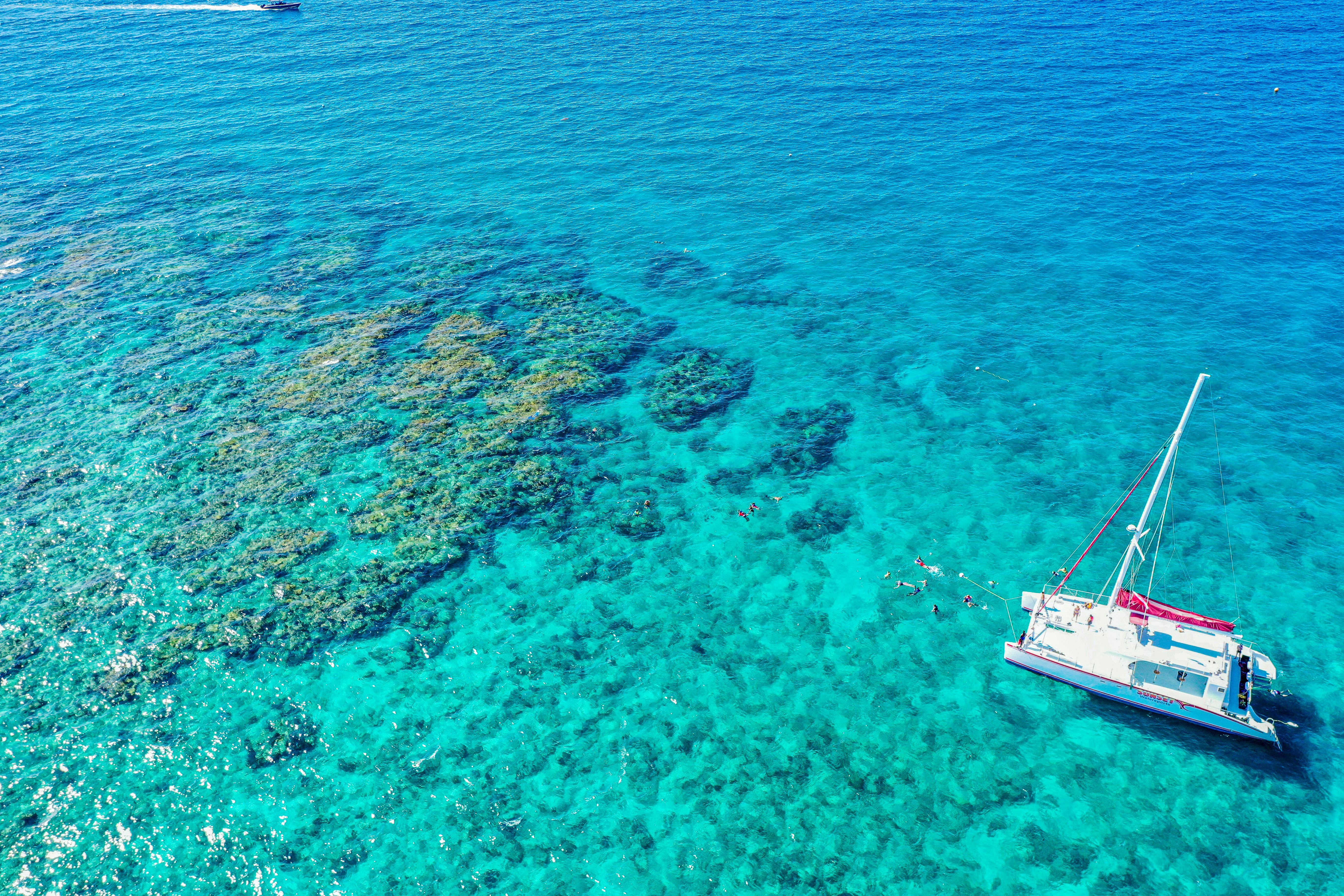 Catamaran naviguant sur la mer turquoise des Caraïbes vers Isla Mujeres