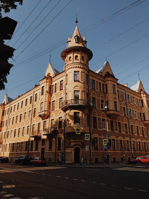 Free Beautiful architectural facade in Saint Petersburg, capturing urban elegance and historic charm. Stock Photo