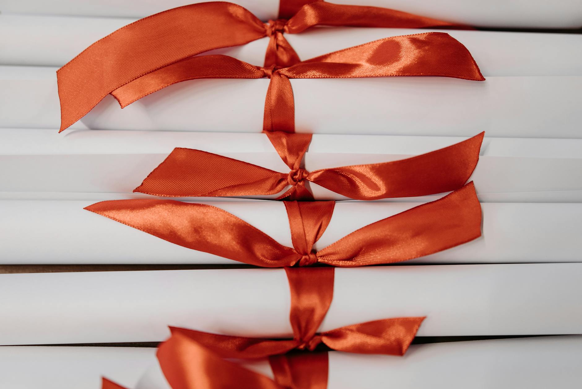 Bir çalışma masası üzerinde hazırlanan profesyonel motivasyon mektubu, diplomalar ve belgelerle denklik başvuru sürecini simgeleyen bir görsel.