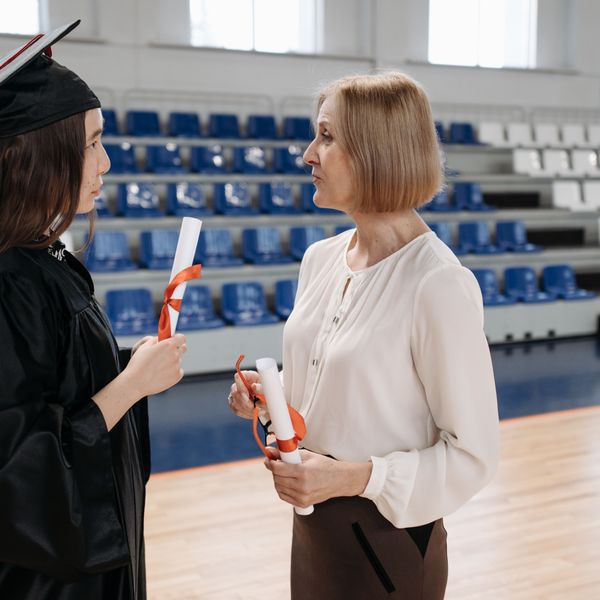 Duas mulheres conversando com diplomas na mão: Segunda Licenciatura EAD