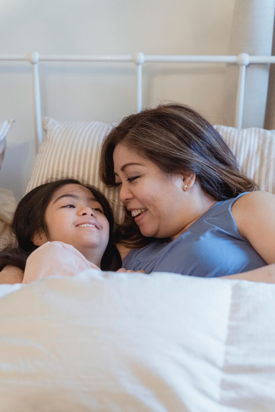 Mãe e filha em momento de carinho