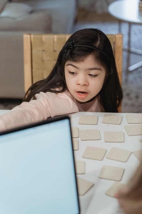 Free Young girl playing a memory card game at home, focusing on game strategy. Stock Photo
