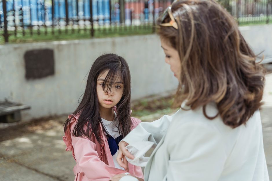 장애 자녀와 손잡고 산책하는 가족