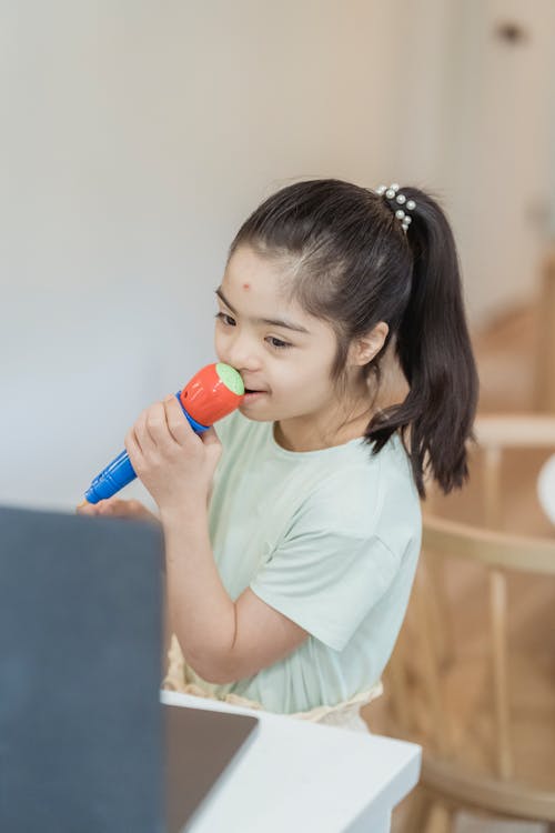 Immagine gratuita di bambino, giocando, giocattolo di plastica