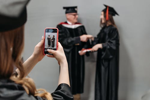 Δωρεάν στοκ φωτογραφιών με smartphone, Άνθρωποι, αποφοίτηση εικόνα