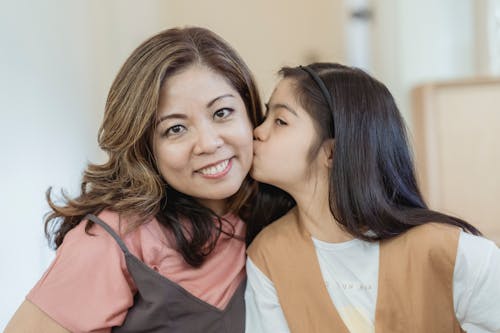 Foto profissional grátis de beijando, criança, família