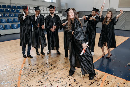 Foto d'estoc gratuïta de ballant, casquet acadèmic, celebrant