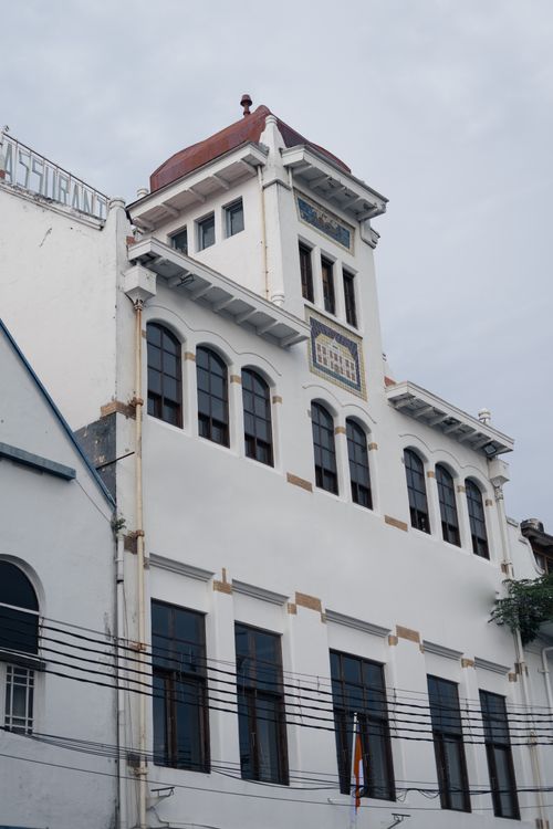 Free Elegant facade of a historic white building with a unique rooftop in the city. Stock Photo