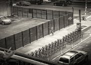 城市街道繁忙的鸟瞰图中，自行车停靠，行人孤单