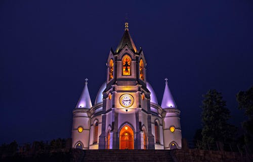 Grijze En Witte Betonnen Kathedraal Met Lichtfoto