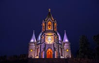 夜晚，葡萄牙佩纳菲尔一座灯火通明的教堂呈现出壮丽景色