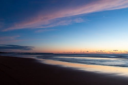 Zeitrafferfoto Von Seashore Während Der Goldenen Stunde