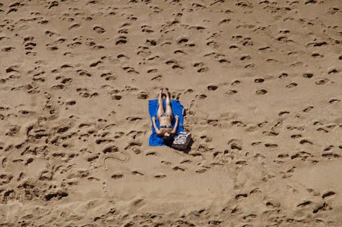 Wanita Berbaju Biru Set 2 Potong Berbaring Di Selimut Biru Di Pantai Di Foto Udara