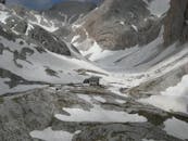 意大利多洛米蒂山脉白雪皑皑，偏远小屋的景色令人惊叹