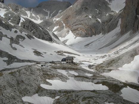 意大利多洛米蒂山脉白雪皑皑，偏远小屋的景色令人惊叹