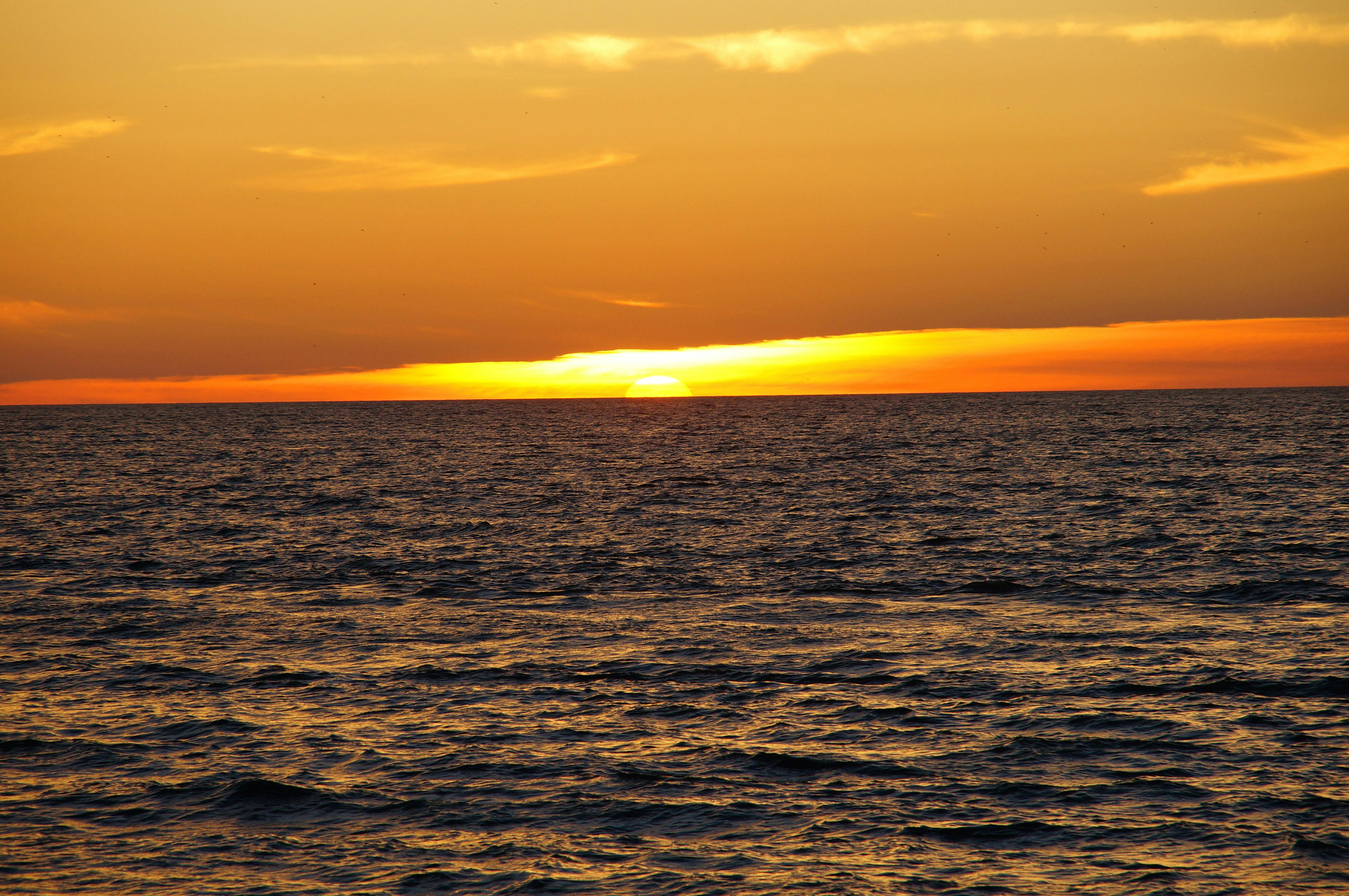 马萨特兰的海洋日落令人惊叹，色彩鲜艳，海浪柔和