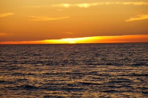 Specchio D'acqua Durante Il Tramonto