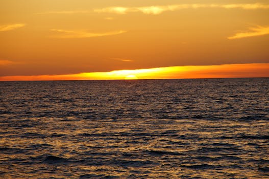 马萨特兰的海洋日落令人惊叹，色彩鲜艳，海浪柔和