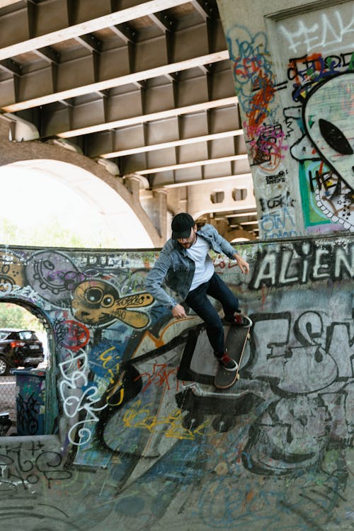 bezplatná Základová fotografie zdarma na téma extrémní sport, graffiti, jízda na skateboardu Základová fotografie