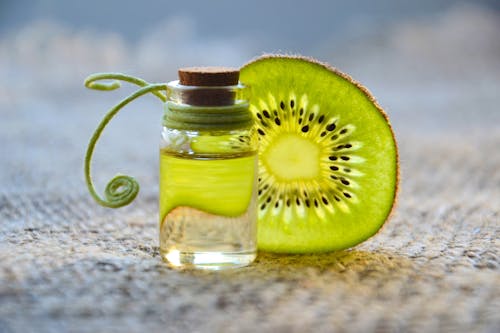 Kiwi Bên Cạnh Chai Thủy Tinh