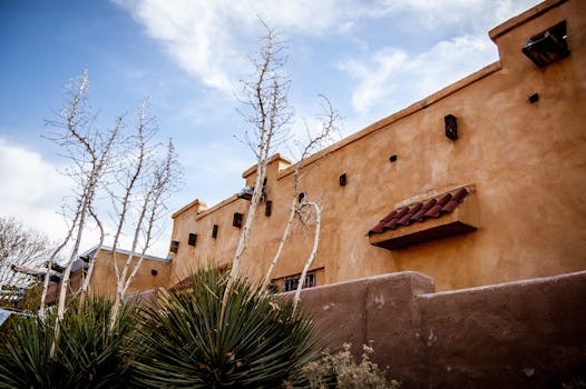 在新墨西哥州阿尔伯克基，一座土坯风格的建筑上空，天空清澈蔚蓝