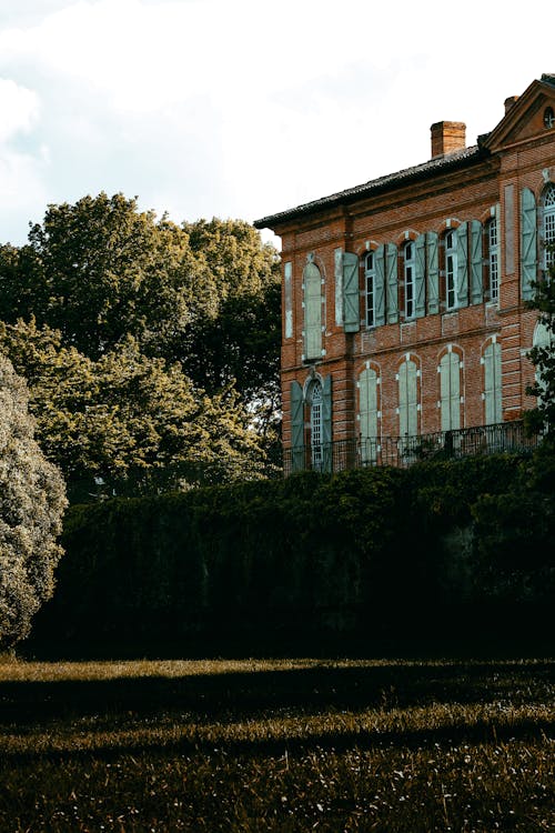 Základová fotografie zdarma na téma budova, cihlová zeď, okenice