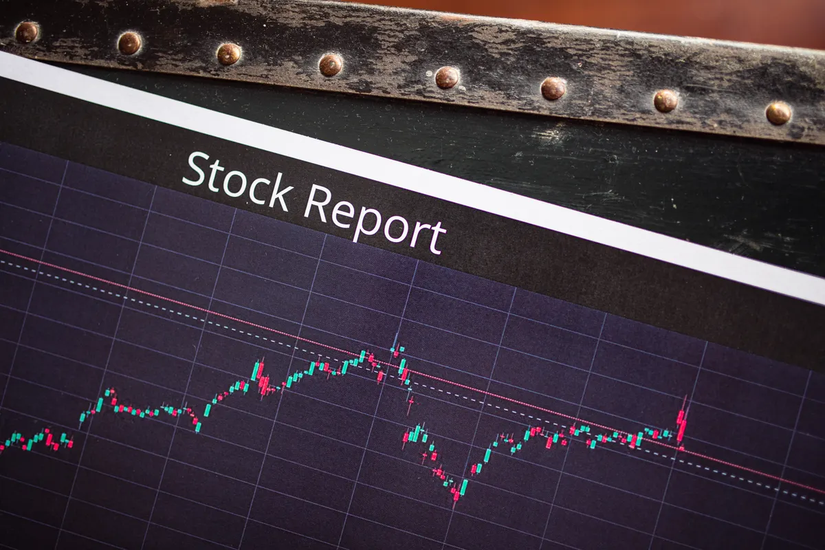 Laporan saham dan grafik market performance dengan tren naik untuk strategi DCA bulanan