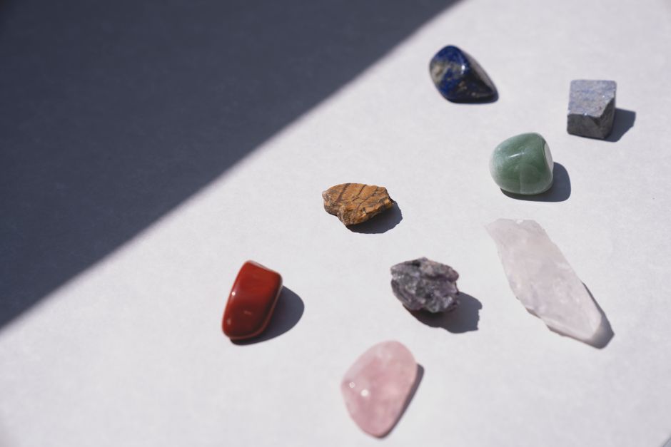 白い表面に展示された様々なヒーリングクリスタルは、スピリチュアルおよびエネルギーに焦点を当てたプロジェクトに最適です。