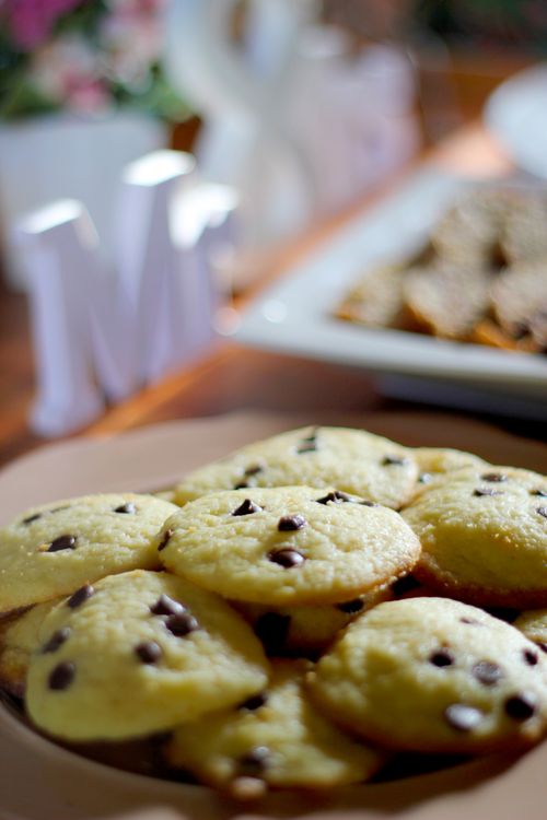 Free Warm homemade chocolate chip cookies neatly arranged on a plate, perfect for dessert lovers. Stock Photo
