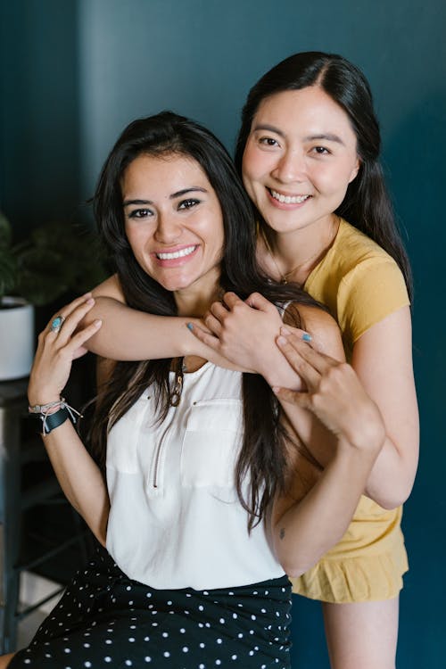 Free arkadan sarılmak, Arkadaşlar, Asyalı kadın içeren Ücretsiz stok fotoğraf Stock Photo