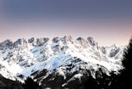 蒂罗尔州埃尔莫白雪皑皑的山脉景色令人惊叹，捕捉到了冬季的宁静之美