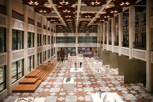 Free A captivating modern museum hall featuring contemporary exhibits and architectural design. Stock Photo