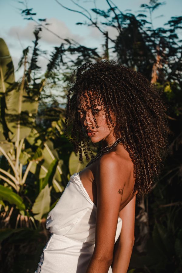Cheveux longs avant une coupe courte dans notre salon à Agen