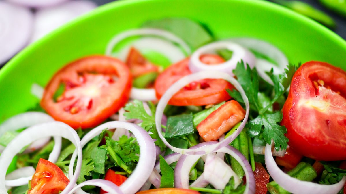 receita de salada completa em tigela com ingredientes coloridos e proteína magra