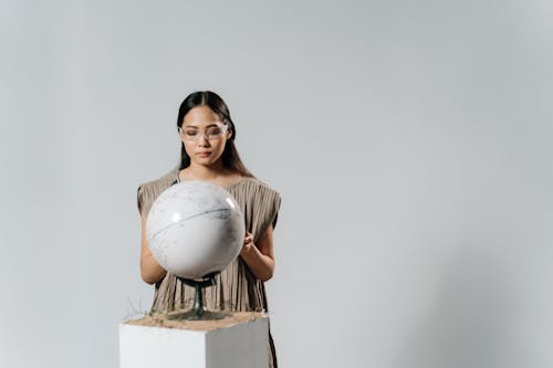 Asyalı kadın, Beyaz arka plan, elbise içeren Ücretsiz stok fotoğraf