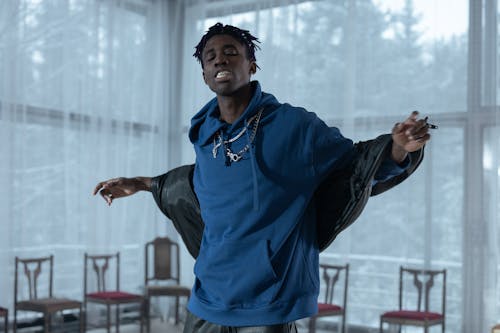 Kostnadsfri bild av afroamerikansk man, blå hoodie, hiphop