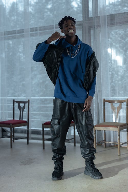 Foto stok gratis celana kulit hitam, dalam ruangan, hip hop