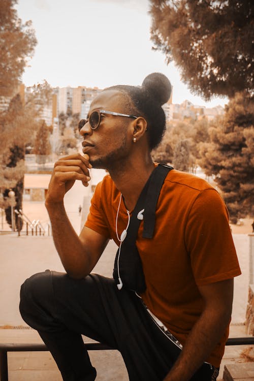 Foto profissional grátis de calças pretas, camisa laranja, homem afro-americano