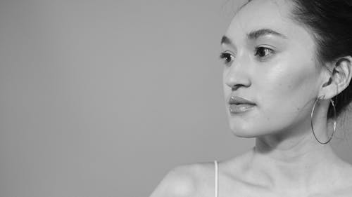 Asyalı kadın, başka yere bakmak, gri tonlama içeren Ücretsiz stok fotoğraf