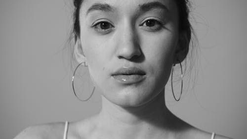 Безкоштовне стокове фото на тему «азіатська жінка, вираз обличчя, відтінки сірого»