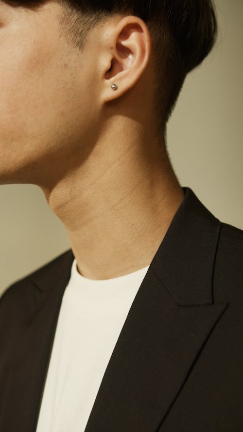 Free 
A Close-Up Shot of a Man Wearing a Black Blazer Stock Photo