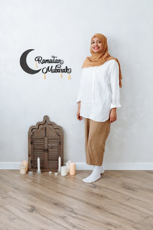 Free Woman in Brown Hijab and White Dress Shirt  Stock Photo
