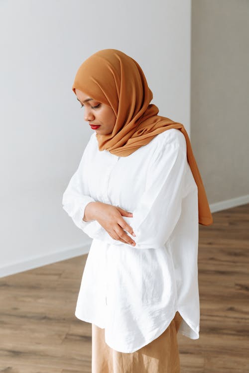 Fotos de stock gratuitas de brazos cruzados, hiyab, mujer