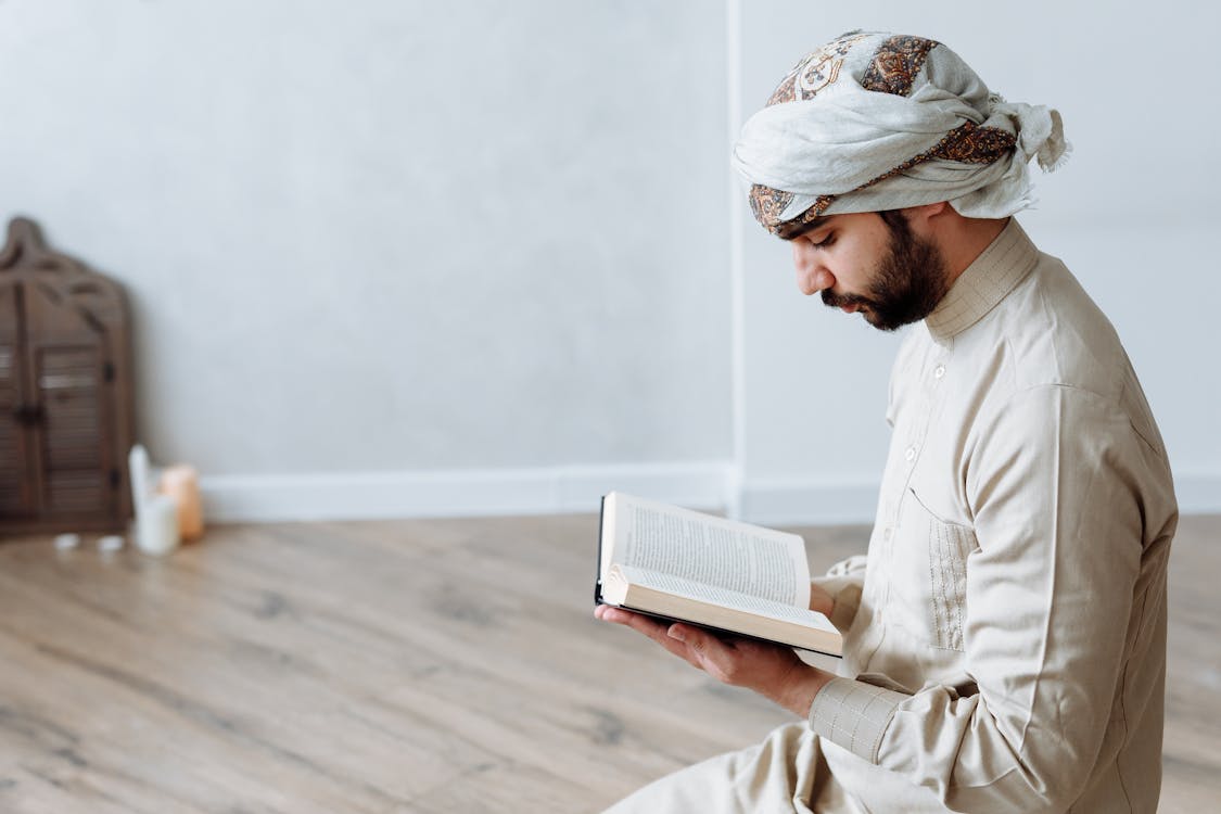 Free A Man Reading Quran Stock Photo