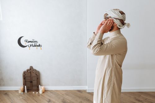 Free A Muslim man in traditional attire prays indoors during Ramadan, embodying faith and spirituality. Stock Photo