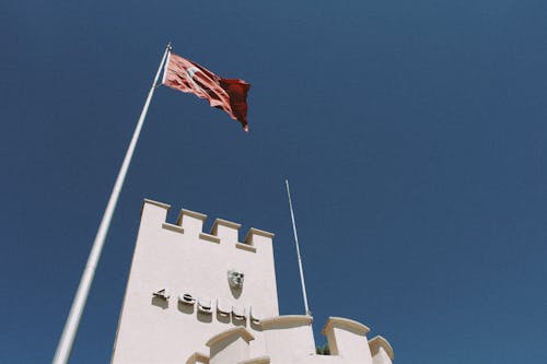 Immagine gratuita di bandiera, cielo, edificio